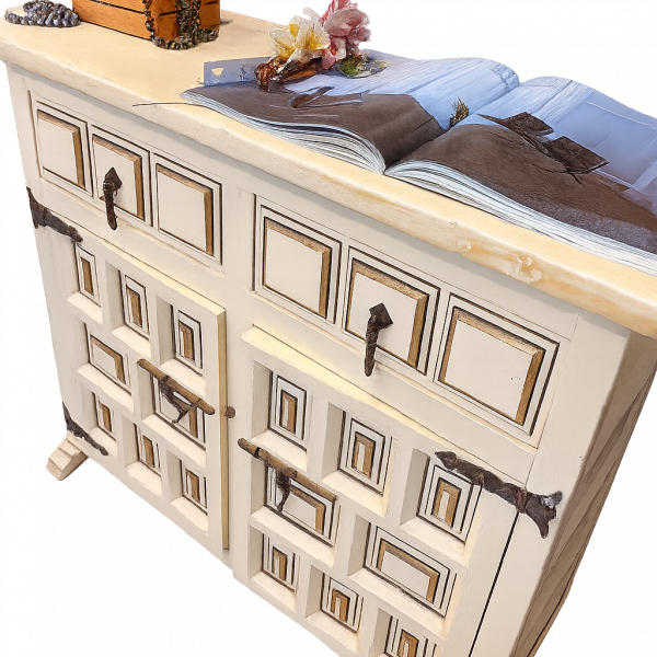 Arcón antiguo de madera estilo castellano